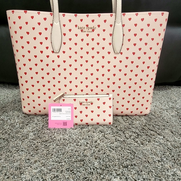 kate spade Handbags - 🏷1 DAY SALE🏷LIKE NEW ❤️Kate Spade Milk Glass Heart Tote and Matching Walle❤️
